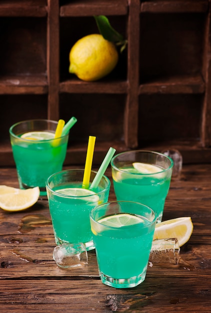 Groene cocktail met citroen en ijs op de houten tafel