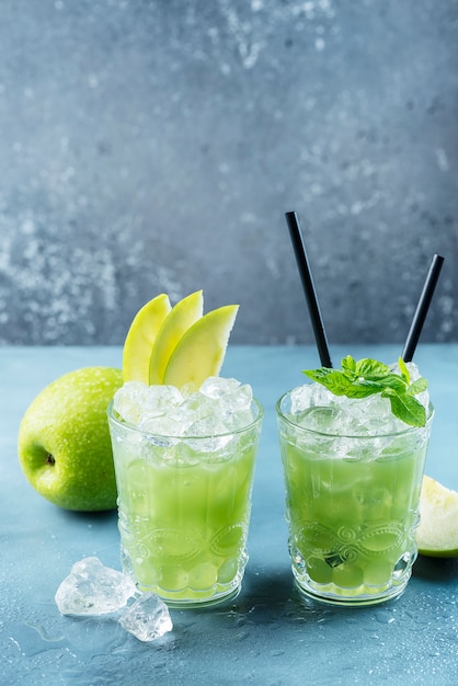 Groene cocktail met ijs en munt