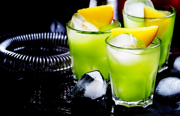 Groene cocktail met mango zwarte achtergrond selectieve focus