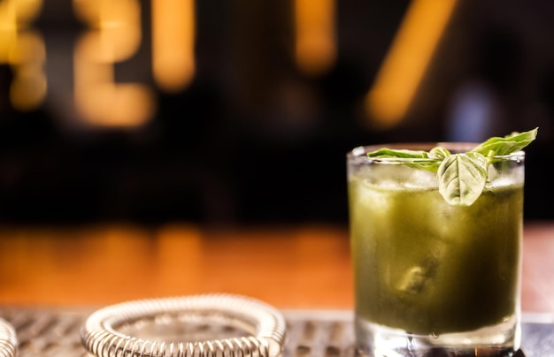 Groene cocktail met rum en munt selectieve focus Horizontale foto