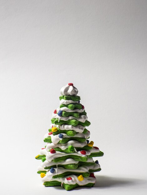 Groene cookie kerstboom gemaakt door ster cookie cutter op witte achtergrond