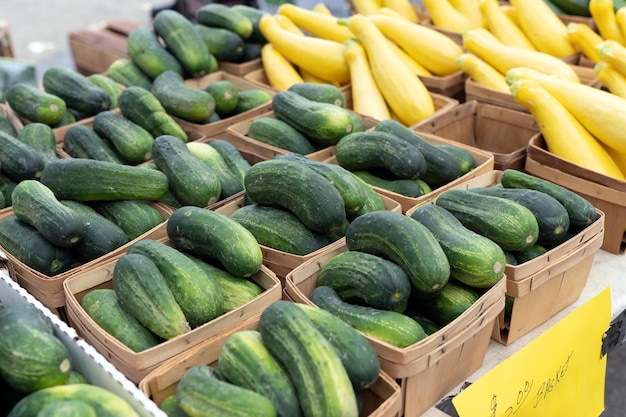 Groene courgette op boerenmarkt