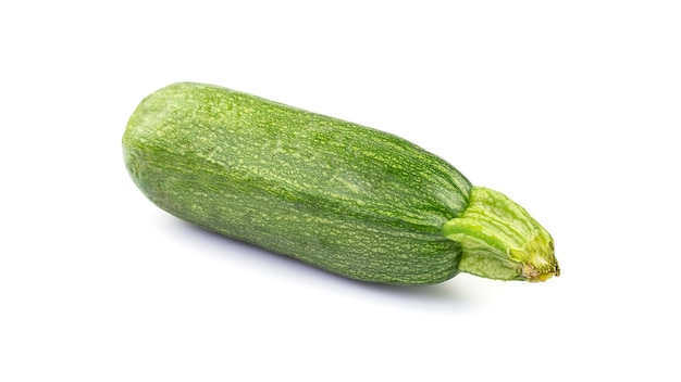 Groene courgette op een afgelegen witte achtergrond