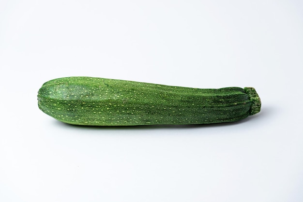 Groene courgette op witte achtergrond