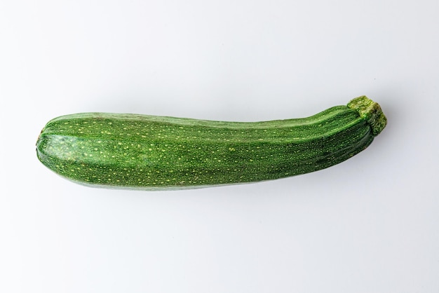 Groene courgette op witte achtergrond