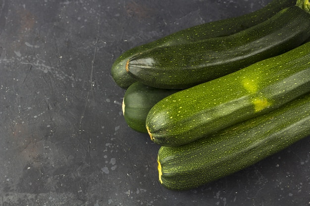 Groene courgette (pompoen, pompoen) en close-up van de herfst de kleurrijke bladeren.