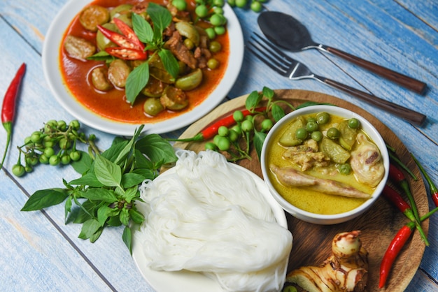 groene curry kip in een zwarte kom