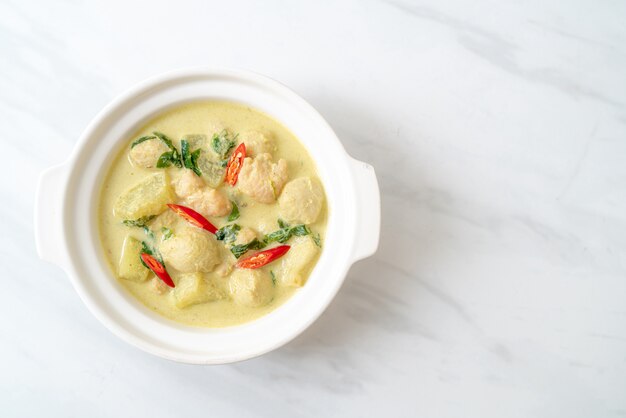 groene currysoep met gehakt varkensvlees en gehaktbal in kom, Aziatische voedselstijl