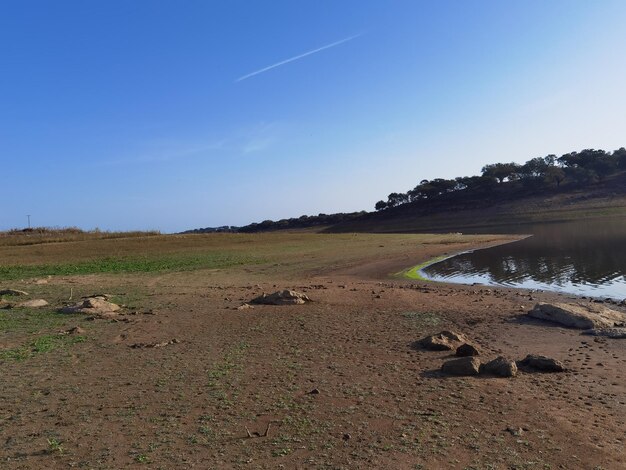 Groene dam landschapsfoto in een blauwe lucht