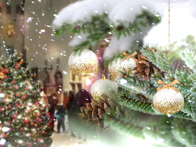 groene dennenboomtak met kegel kleurrijke bal op winter feestelijke sneeuwvlokken wazig gouden confetti