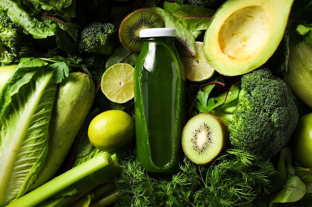 Groene detox smoothie concept van gezonde voeding en gezonde levensstijl