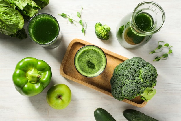 Groene detox smoothie concept van gezonde voeding en gezonde levensstijl