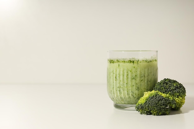 Groene detox smoothie concept van gezonde voeding en gezonde levensstijl