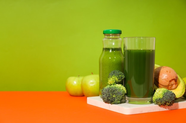 Groene detox smoothie concept van gezonde voeding en gezonde levensstijl