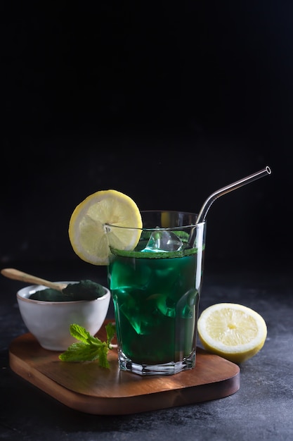 Groene drank bereid met eencellige groene algen chlorella. Detox superfood in het glas. Donker en humeurig