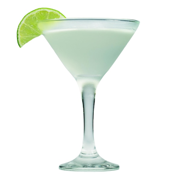 Groene drank in cocktailglas geïsoleerd op witte achtergrond