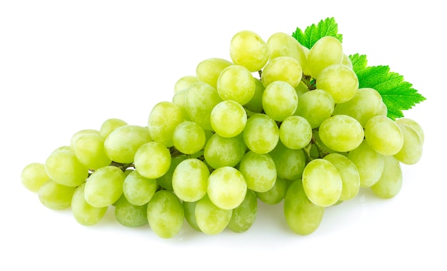 Groene druif die op witte achtergrond wordt geïsoleerd
