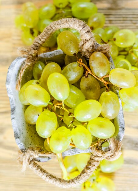 Groene druiven in een mand op een tafel