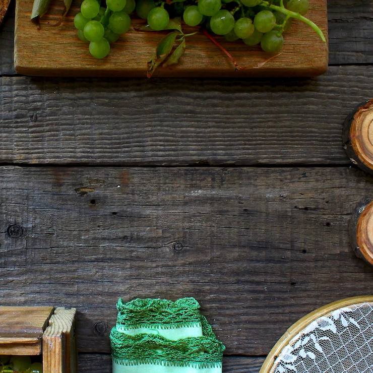 Groene druiven op een houten bord