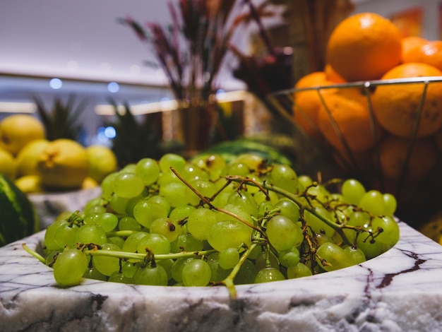 Groene druiven op tafel