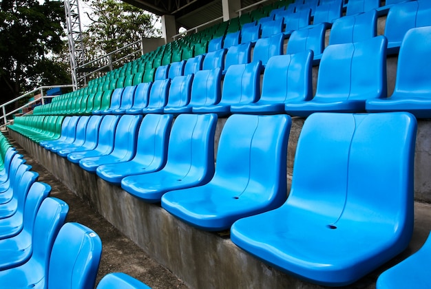 Groene en blauwe stadionzetels.