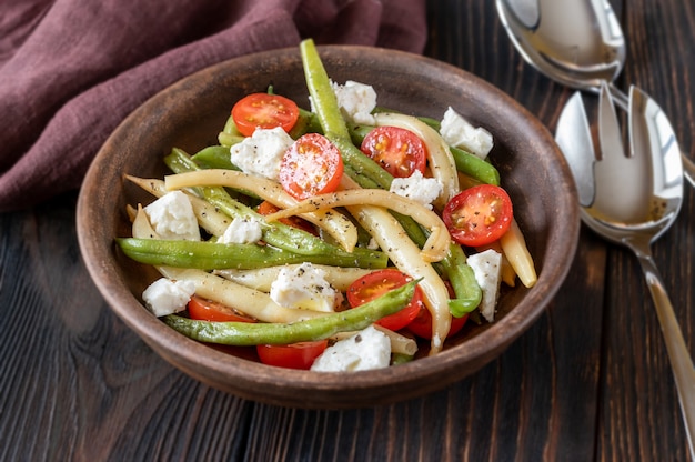 Groene en gele bonensalade met mozzarella en tomaten