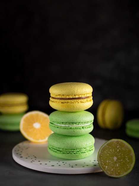 Groene en gele macarons.