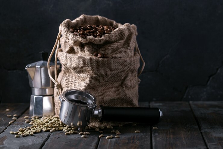 Groene en geroosterde koffiebonen