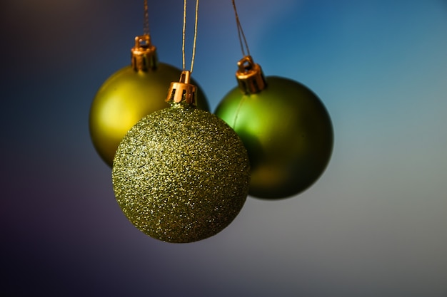 Groene en gouden kerst ornament ballen vakantie achtergrond abstracte kerst vakantie achtergrond wi...