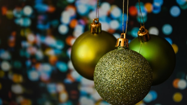 Groene en gouden kerst ornament ballen vakantie achtergrond abstracte kerst vakantie achtergrond wi...