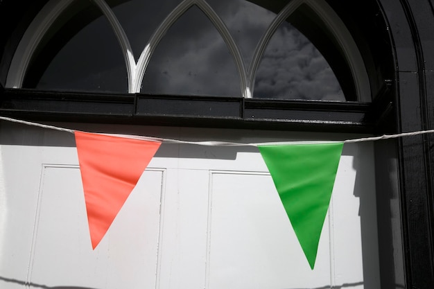 Groene en oranje vlaggenachtergrond