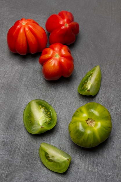 Groene en rode tomaten Bovenaanzicht