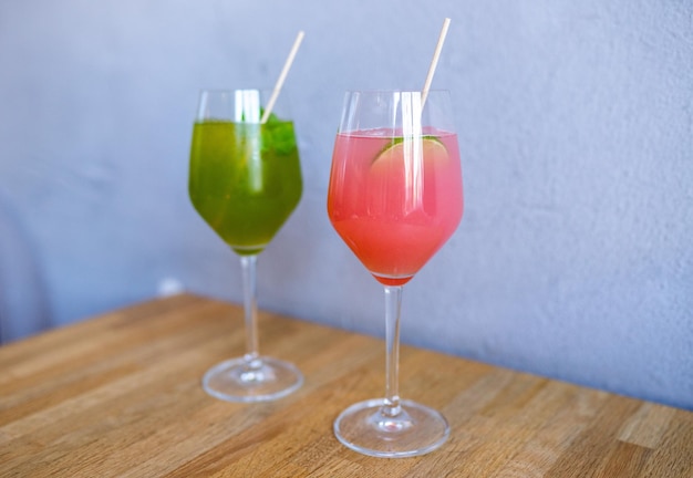 groene en roze cocktails met limoen op tafel