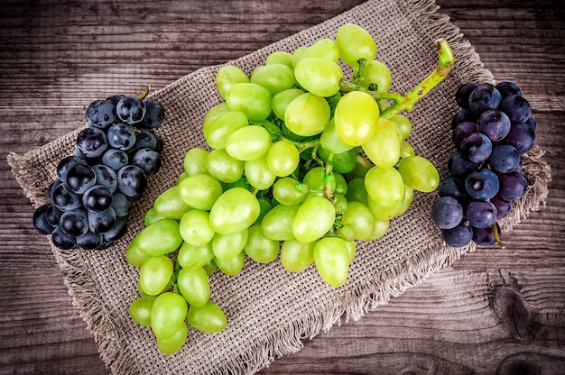 Groene en zwarte druif op juteservet