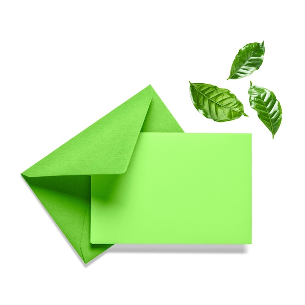 Foto groene envelop met kaart en bladeren geïsoleerd op witte achtergrond samenstelling en ontwerpelement natuur- en milieuthema's