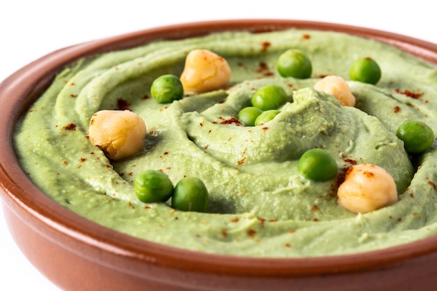 Foto groene erwt hummus geïsoleerd