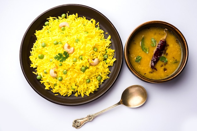 Groene erwten Basmati rijst of matar pulav met toegevoegde gele kleur, geserveerd met gewone dal tadka