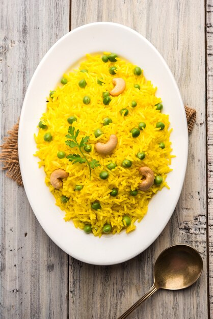 Groene erwten Basmati rijst of matar pulav met toegevoegde gele kleur, geserveerd met gewone dal tadka