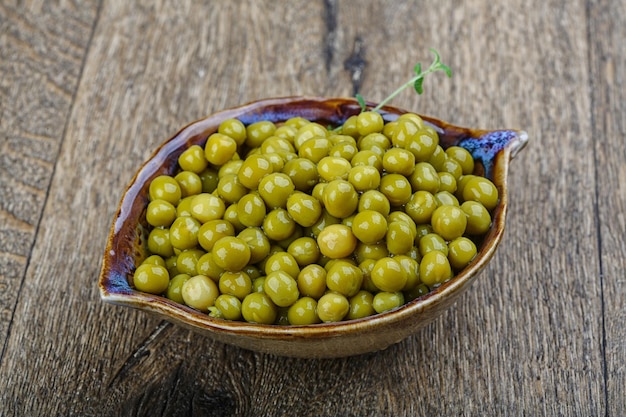 Groene erwten in blik