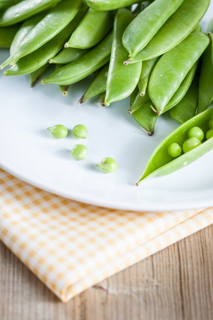 Groene erwten in een peulen