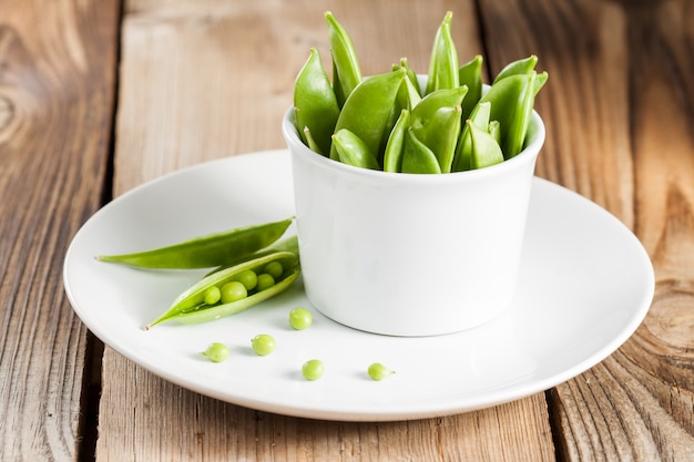 Groene erwten in een peulen