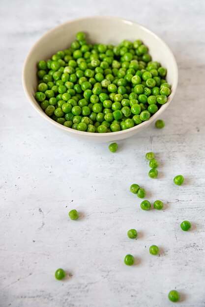 Groene erwten in een plaat op de keukentafel