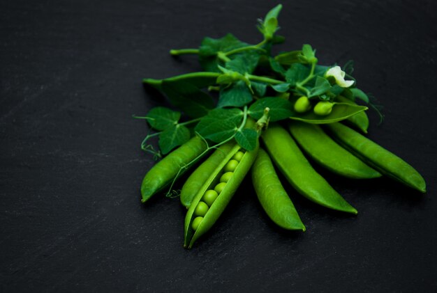 Groene erwten op een steen