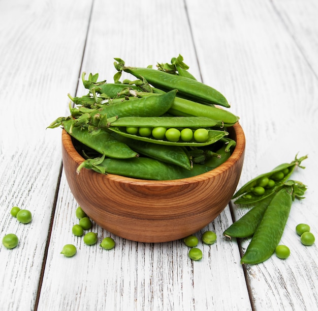 Groene erwten op een tafel