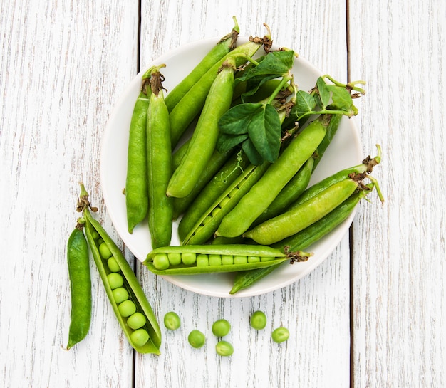 Groene erwten op een tafel