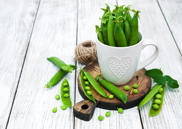 Groene erwten op een tafel