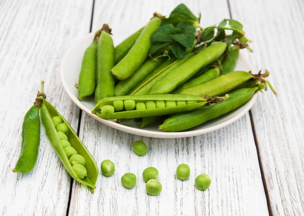 Groene erwten op een tafel