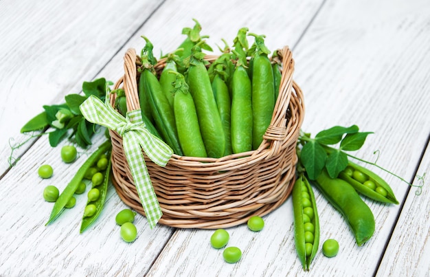 Groene erwten op een tafel