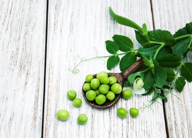 Groene erwten op een tafel