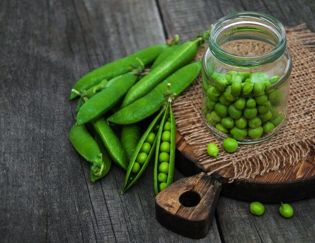 Groene erwten op een tafel